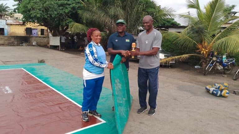 Volleyball- assis / Togo : Remise d’un terrain Mobile de Volleyball Assis à la FETOSPA